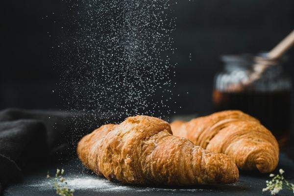 Vers desembrood op houten plank, knapperige korst