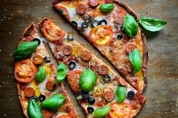 Knapperige pistolets in een rieten mand