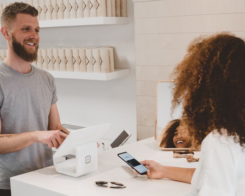 Thomas De Wit achter de toonbank van Bakkerij De Wit